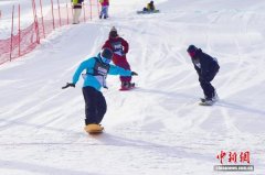 陕西：竞技休闲双向奔赴 单板滑雪挑战赛促冰雪运动普及
